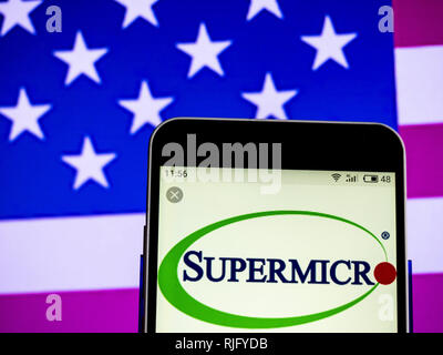 L'Ukraine. Feb 6, 2019. La technologie de l'information de Supermicro logo de l'entreprise vu affichée sur un téléphone intelligent. Crédit : Igor Golovniov SOPA/Images/ZUMA/Alamy Fil Live News Banque D'Images