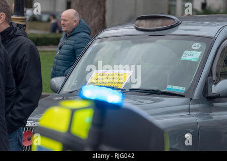 Londres, Royaume-Uni. 6 février 2019, Black Cab taxi protester ferme ses portes le centre de Londres, au Royaume-Uni. routes autour de Parlement. Les chauffeurs de taxi noirs ont protesté sur les routes d'être fermé aux taxis dans le centre de Londres, Royaume-Uni.. Ils ont garé leur cabine autour de la place du Parlement et son apporaces conduisant à des kilomètres de bouchons de circulation avec d'importants retards à la circulation Crédit : Ian Davidson/Alamy Live News Banque D'Images