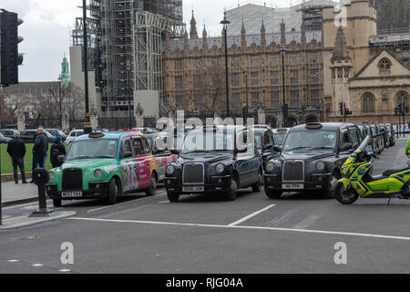 Londres, Royaume-Uni. 6 février 2019, Black Cab taxi protester ferme ses portes le centre de Londres, au Royaume-Uni. routes autour de Parlement. Les chauffeurs de taxi noirs ont protesté sur les routes d'être fermé aux taxis dans le centre de Londres, Royaume-Uni.. Ils ont garé leur cabine autour de la place du Parlement et son apporaces conduisant à des kilomètres de bouchons de circulation avec d'importants retards à la circulation Crédit : Ian Davidson/Alamy Live News Banque D'Images