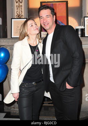 06 février 2019, Berlin : Andreas Elsholz avec son épouse Denise Zich lors de la présentation du court-métrage 'Blaue Blume Award 2019'. Photo : Britta Pedersen/dpa-Zentralbild/dpa Banque D'Images