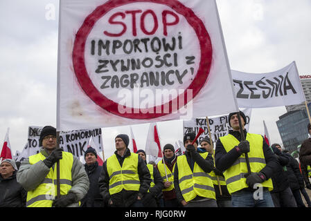 Varsovie, Pologne. 6 Feb 2019. Les manifestants tiennent une bannière disant arrêter l'importation des aliments de l'étranger pendant la manifestation.Des milliers d'agriculteurs de l'ensemble de la Pologne ont organisé une manifestation devant le palais présidentiel à Varsovie, en réclamant le remboursement de diverses compensations, le contrôle et les restrictions sur les importations de produits agricoles, ainsi qu'une hausse des prix d'achat, la démonstration a été organisée par le groupe Agrounia et avaient été facturés par les agriculteurs comme le ''Siege de Varsovie.'' Crédit : ZUMA Press, Inc./Alamy Live News Banque D'Images