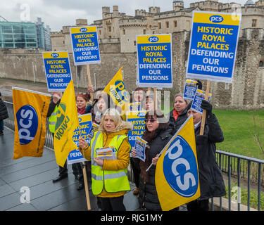 Tour de Londres, Londres, Royaume-Uni. 6 Feb 2019. Le PCS et GMB Syndicats soutient les employés de l'Historic Royal Palaces qui font la grève, à la Tour de Londres, sur la transformation de leurs droits à pension. Crédit : Guy Bell/Alamy Live News Banque D'Images