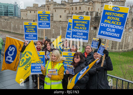 Tour de Londres, Londres, Royaume-Uni. 6 Feb 2019. Le PCS et GMB Syndicats soutient les employés de l'Historic Royal Palaces qui font la grève, à la Tour de Londres, sur la transformation de leurs droits à pension. Crédit : Guy Bell/Alamy Live News Banque D'Images