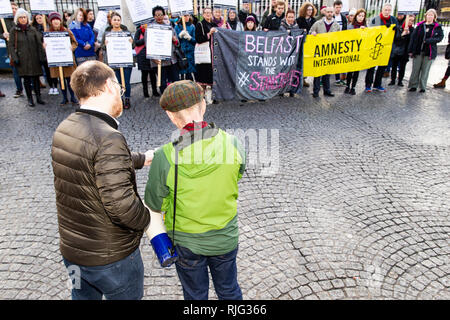 Belfast City Hall, Belfast, Royaume-Uni. Feb 6, 2019. Militants des droits de migrants se rassemblent en dehors de Belfast City Hall en solidarité avec les militants et de Stansted 15 pour protester contre le Gouvernement britannique 'Hostile' Les politiques d'immigration. les conférenciers suivants étaient présents : Aylisha Potter-Hughes Hogan Olivia PPR NUS-USI Barry McCaffery (avant droit) et Trevor Birney (avant gauche) Patrick Mulholland - NIPSA Président Nombuso Sithole - Logement4All Patrick Corrigan - Amnesty International Chamindra Weerawardhana - Black vit Question Crédit Belfast : Bonzo/Alamy Live News Banque D'Images