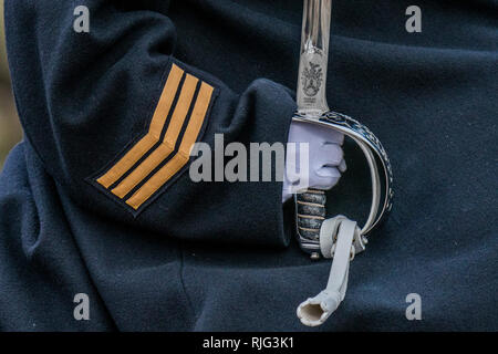 Londres, Royaume-Uni. 6 Feb 2019. Household Cavalry comme ils descendent le Mall comme que le Royal Horse Artillery chef de Green Park à tirer un salut royal en l'honneur du 67e anniversaire de Sa Majesté la reine accession au trône. Crédit : Guy Bell/Alamy Live News Banque D'Images