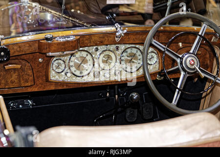 Paris, France. 05 févr., 2019. 1935 Mercedes-Benz 500K Kompressor Cabriolet B - Le Salon Rétromobile ouvre ses portes du 6 au 10 février 2019, porte de Versailles à Paris, France. Credit : Bernard Menigault/Alamy Live News Banque D'Images