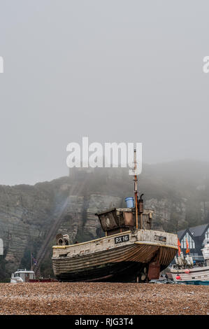 Hastings, East Sussex, Royaume-Uni. 6 févr. 2019. Royaume-Uni Météo : la brume épaisse descend au-dessus des bateaux de pêche obscurcissant presque l'ascenseur East Hill. Un jour humide terne mais beaucoup plus chaud à près de 9 degrés Banque D'Images