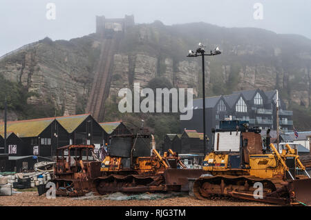 Hastings, East Sussex, Royaume-Uni. 6 févr. 2019. Royaume-Uni Météo : une épaisse brume descend au-dessus de la vieille ville zone de pêche & East Hill ascenseur. Une journée très terne mais plus chaude à 9 degrés. Banque D'Images