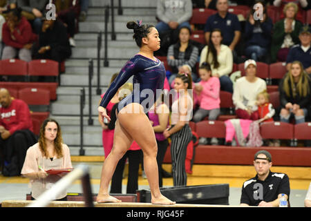 Philadelphie, Pennsylvanie, USA. 27 Jan, 2019. Penn NATALIE YANG est en concurrence sur le faisceau pendant une gymnastique NCAA réunit à McGonigle Hall. Credit : Ken Inness/ZUMA/Alamy Fil Live News Banque D'Images