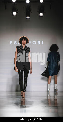 Barcelone, Espagne. Feb 6, 2019. Un modèle à suivre la piste de l'Esau Yori défilé présentant la nouvelle collection pendant 080 Barcelona Fashion Week Crédit : Matthias Rickenbach/Alamy Live News Banque D'Images