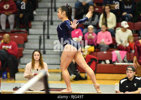 Philadelphie, Pennsylvanie, USA. 27 Jan, 2019. Penn DARCY MATSUDA est en concurrence sur le faisceau pendant une gymnastique NCAA réunit à McGonigle Hall. Credit : Ken Inness/ZUMA/Alamy Fil Live News Banque D'Images