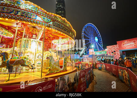 HONG KONG - le 25 janvier 2016 : repas autour de la Grande Roue à Hong Kong la nuit. La roue d'observation de Hong Kong est situé à Central, Hong Kong. Banque D'Images