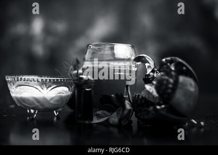 Close up de sharbat grenade ou de jus avec du lait,essence,Grenade et de sucre brut de la grenade sur la surface en bois. Banque D'Images