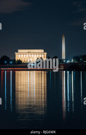 Le Lincoln Memorial et le Washington Monument se reflétant dans la rivière Potomac, à Washington, DC Banque D'Images