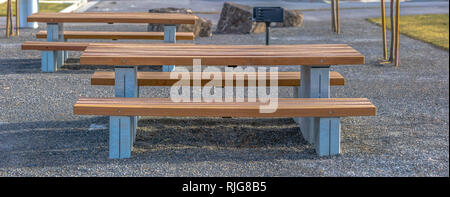 Tables et bancs en bois sur un parc ensoleillé dans l'Utah Banque D'Images