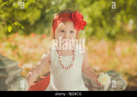 Habille Chic Retro Blonde Jeune Bebe Enfant Fille Posant Dans Central Park Garden Portant Robe Blanche Couturer Fichu Rouge Et Chapelet Photo Stock Alamy