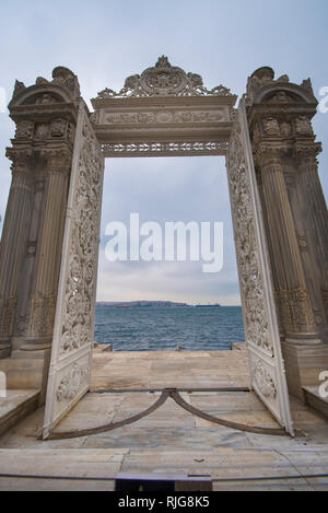 Vue d'un des portes de fer avec pouf colonnes du Palais de Dolmabahçe. La porte donnant sur le Bosphore et la mer à Istanbul, Turquie Banque D'Images