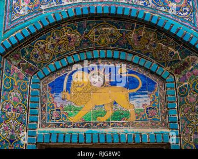 Photo de Tuiles, carreaux émaillés décor floral, symbole national persan, sun sur lion avec épée, mosquée Tekyeh Moaven-ol Molk Banque D'Images