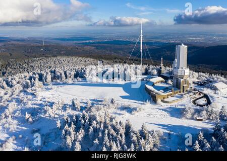Drone abattu, mât de transmission de la radio de Hesse, Grosser Feldberg en hiver au-dessus de la ligne de neige, Hesse, Allemagne Banque D'Images