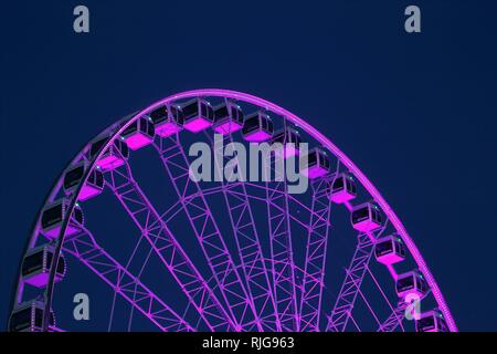 Grande Roue illuminée la nuit, Vieux Port, Montréal, Québec, Canada Banque D'Images