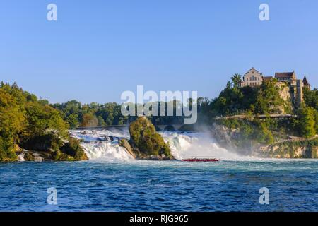 Bateau touristique sur les chutes du Rhin avec Schloss Laufen, près de Schaffhouse, canton de Schaffhouse, Suisse Banque D'Images