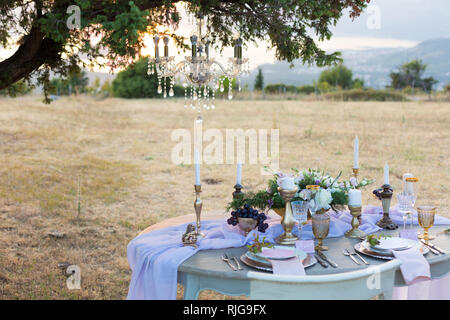 Décorées avec élégance, table pour un dîner de mariage Banque D'Images