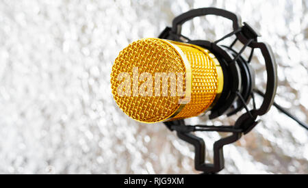 Belle golden microphone sur un arrière-plan flou, Close up, bokeh. Banque D'Images