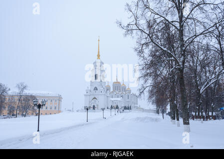 La cathédrale de la Dormition à Vladimir en hiver (parfois traduit Cathédrale de l'Assomption). Hiver russe landscaoe Banque D'Images