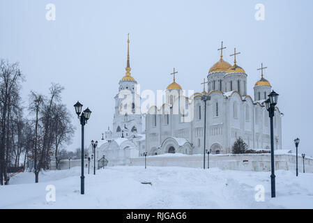 La cathédrale Uspensky à Vladimir en hiver - un monument exceptionnel de l'architecture en pierre blanche de la Russie Banque D'Images