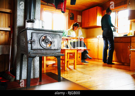 Cuisinière dans la cuisine Banque D'Images