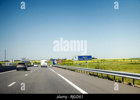 FRANCE - 5 mai 2016 : Center-Val Région de Loire Panneau routier sur l'autoroute avec camping-RV van conduite rapide Banque D'Images