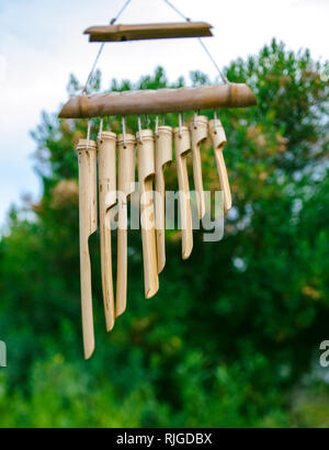 Bambou japonais jardin Wind Chimes cloches en bois remis sur arbre dans le jardin japonais Banque D'Images
