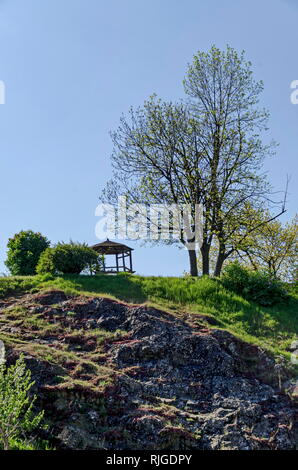 Voir l'arbre de printemps avec alcôve et d'un répit dans la clairière en haut de la pente, Pancharevo, Sofia, Bulgarie Banque D'Images