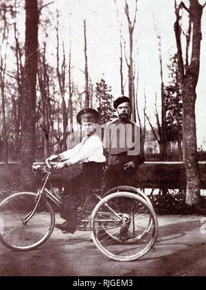 Le Tsar Nicolas II de Russie avec son fils, le tsarévitch Alexei. Alexei Nikolaevitch (1904 - 17 juillet 1918) Le tsarévitch de l'Empire russe. Il était le plus jeune enfant et seul fils de l'Empereur Nicolas II et l'impératrice Alexandra Feodorovna. Il est né d'hémophilie ; sa mère s'appuie sur la foi Grigori Raspoutine guérisseur pour soigner la maladie a contribué à mettre un terme à la fin de la dynastie des Romanov. Banque D'Images