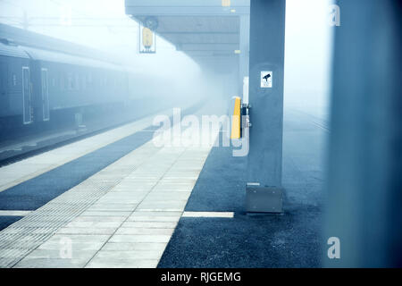 Plate-forme du train dans le brouillard Banque D'Images