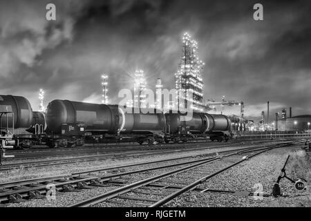 Rangée de wagons de train avec une raffinerie au Port d'Anvers zone industrielle. Banque D'Images