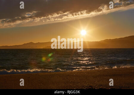 Magnifique coucher de soleil lumière sur la mer Méditerranée, près de la petite ville espagnole de Palamos, sur la Costa Brava Banque D'Images