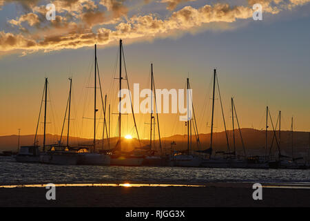 Magnifique coucher de soleil lumière sur la mer Méditerranée, près de la petite ville espagnole de port Palamos, Costa Brava Banque D'Images