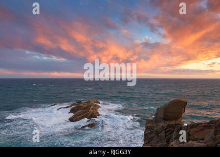 Magnifique coucher de soleil lumière sur la mer Méditerranée, près de la petite ville espagnole de Palamos, sur la Costa Brava Banque D'Images