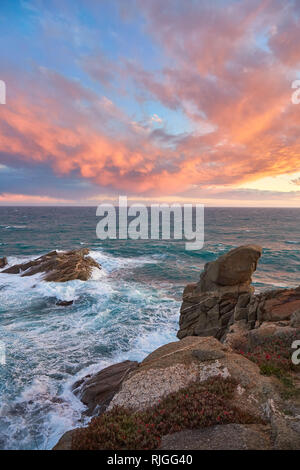 Magnifique coucher de soleil lumière sur la mer Méditerranée, près de la petite ville espagnole de Palamos, sur la Costa Brava Banque D'Images