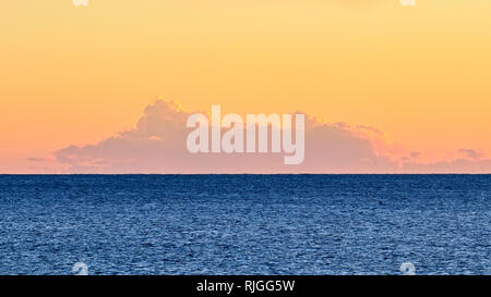 Magnifique coucher de soleil lumière sur la mer Méditerranée, près de la petite ville espagnole de Palamos, sur la Costa Brava Banque D'Images