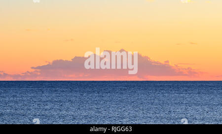 Magnifique coucher de soleil lumière sur la mer Méditerranée, près de la petite ville espagnole de Palamos, sur la Costa Brava Banque D'Images