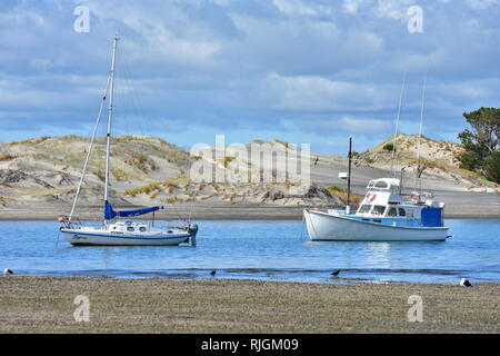 L'amarrage dans le port de Swing étroit chenal à marée basse avec shell beach en premier plan et des dunes de sable en arrière-plan. Banque D'Images