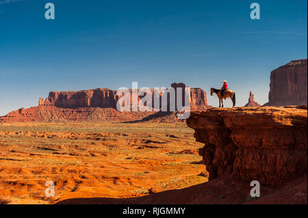 Boy à cheval à John Ford point, Monument Valley, Arizona, États-Unis d'Amérique, Amérique du Nord Banque D'Images