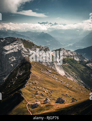 Sentiers de randonnée avec un superbe vista sur le sommet du mont Pilatus, Lucerne, Suisse Banque D'Images