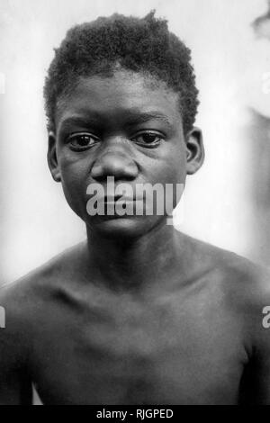 L'Afrique, Congo belge, un jeune pygmée, 1927-30 Banque D'Images