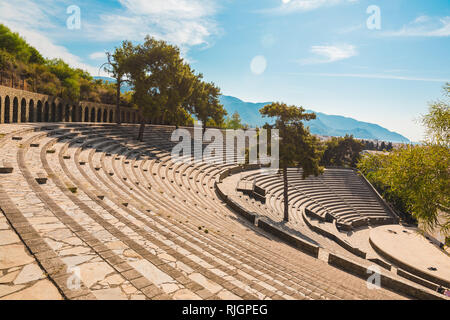 Vue panoramique de l'ancien amphithéâtre à Marmaris Ville. Reconstruit en pierre en plein air théâtre. Marmaris est une destination touristique populaire en Turquie Banque D'Images