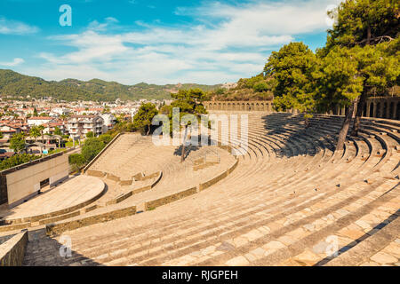 Vue panoramique de l'ancien amphithéâtre à Marmaris Ville. Reconstruit en pierre en plein air théâtre. Marmaris est une destination touristique populaire en Turquie Banque D'Images