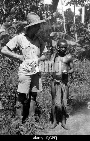 L'Afrique, Congo belga, l'explorateur et les pygmées, 1927-30 Banque D'Images