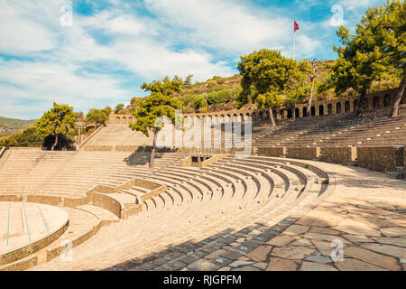 Vue panoramique de l'ancien amphithéâtre à Marmaris Ville. Reconstruit en pierre en plein air théâtre. Marmaris est une destination touristique populaire en Turquie Banque D'Images